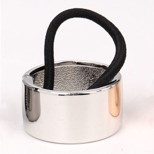 Hårstrikk i metall med elastisk ring