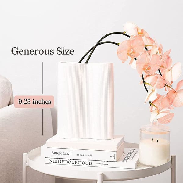 Vit vas. 23 cm hög vas för blommor. Vit keramikvas