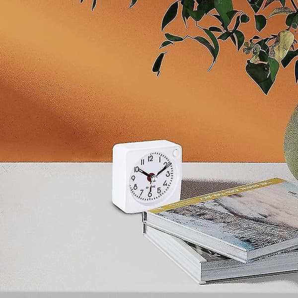 Ultraliten analog väckarklocka för resor: snooze- och ljusfunktion ingår