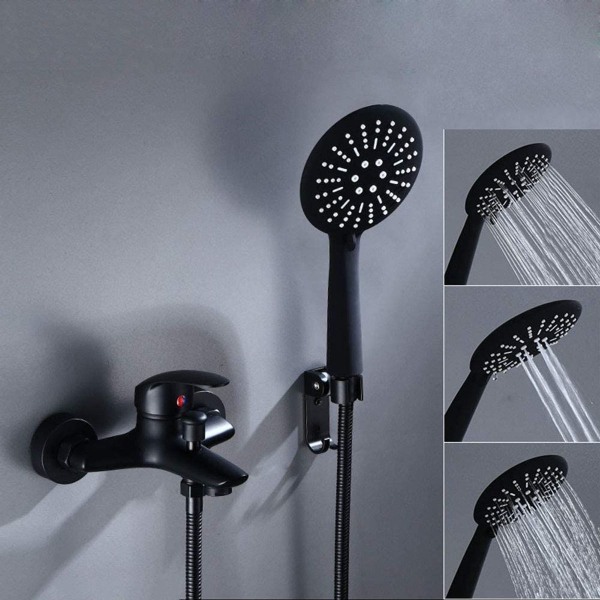 Badekarhane, sort brusehanearmatur med håndbruser, synlig brusearmatur