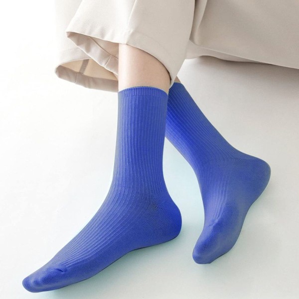 Komfortable, pustende sokker laget av tynn bomullsstrikk i fargen blå KLB