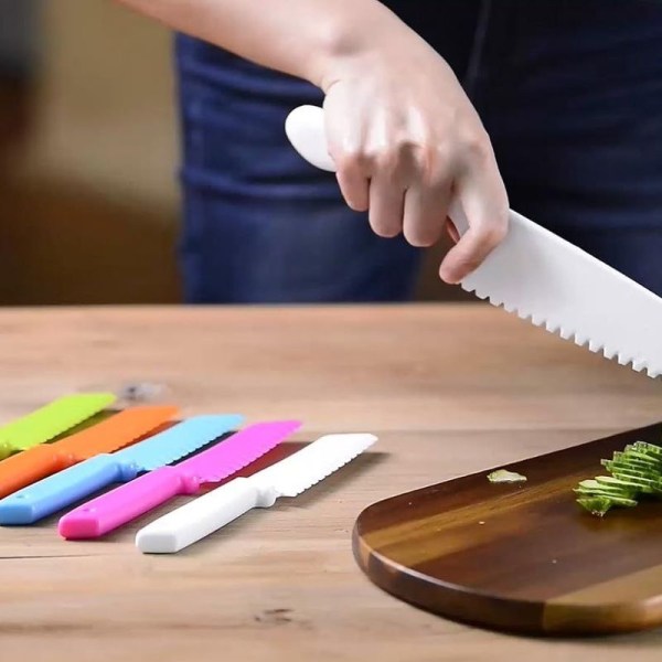 Ensemble av 4 couteaux de cuisine i plast med bords de coupe dentelés -