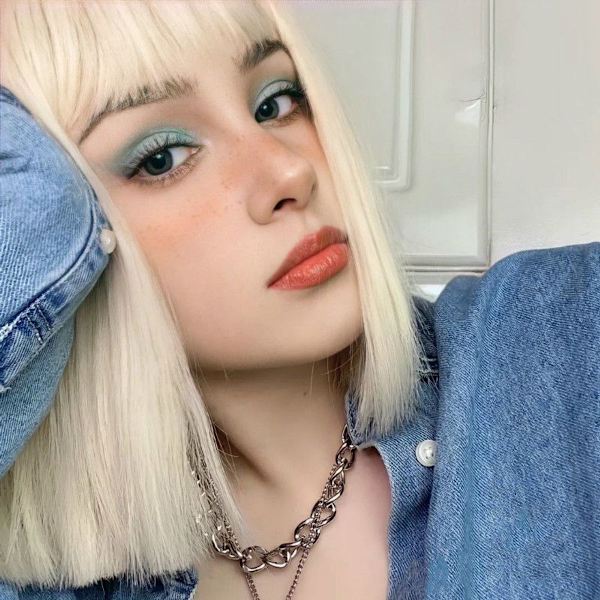 Kort blond peruk för kvinnor
