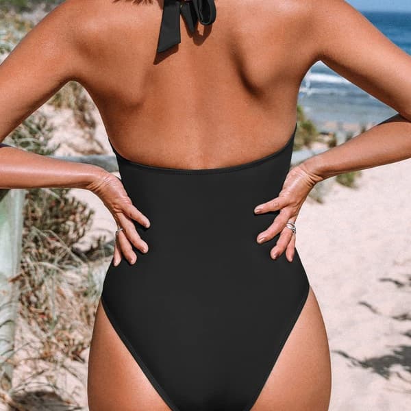 Dames badedragt med ringe, halterneck cut out badedragt i ét stykke