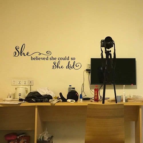 Utskårne separate bokstaver \"She Believed She Could So She Did\" - veggdekor, i