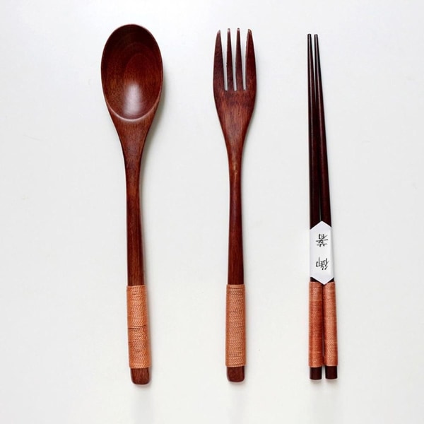 Servisesett i tre, spisepinner, skjeer og gafler KLB