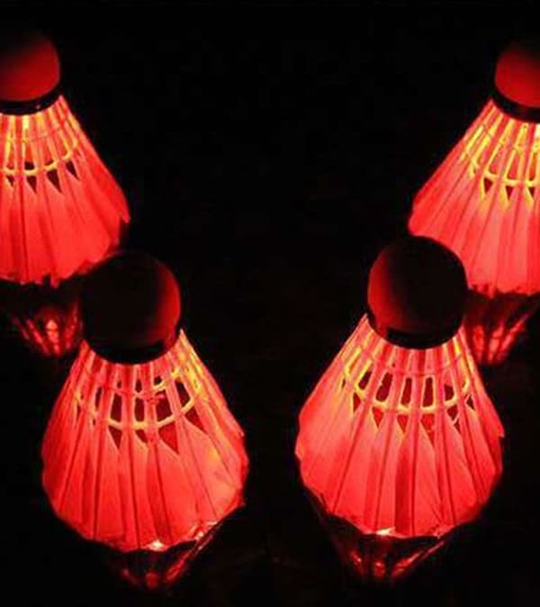 Sulkapalloja, LED-sulkapalloja, valaistavia sulkapalloja, vakautta ja