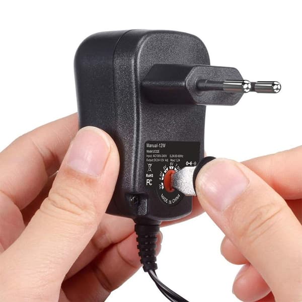 Universal 12W AC/DC-adapter med 8 DC-stik