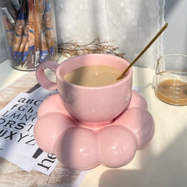 Rosa keramisk kaffekopp med matchende servise, blomst