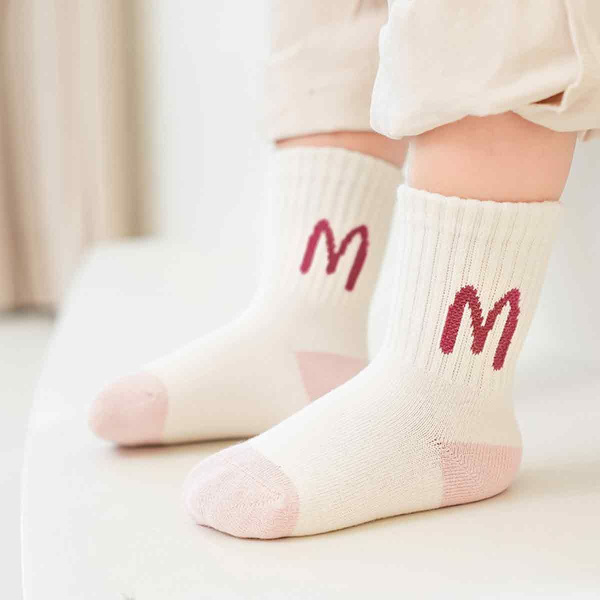 Set med barnsockor rosa kattstrumpor med tecknat tryck M KLB