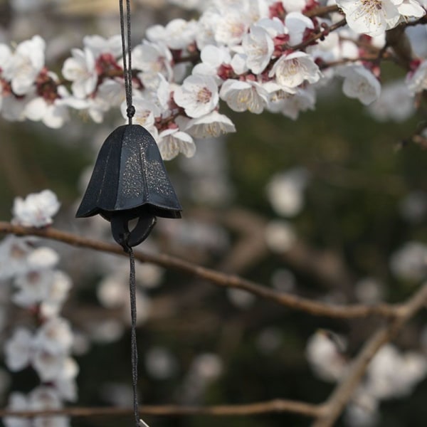 Musta kiinalais-japanilainen Gentian (vedenpitävällä sauvalla) valurautainen tuulikello B&B Metal Vintage ja luonnonkaunis parveke ulkopatiolla