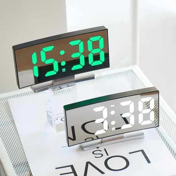 Multifunksjonell elektronisk bordklokke med buet LED-skjerm (svart skall