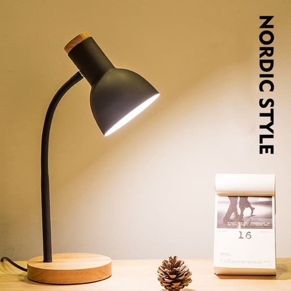 Stabil LED-bordlampe med solid trebase og fleksibel slange KLB