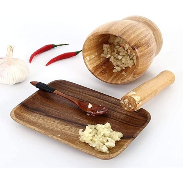 Suuri puinen laasti ja set , bambusta valmistettu laasti ja set , puinen valkosipulilaasti, iso puinen pippuri- ja valkosipulimylly