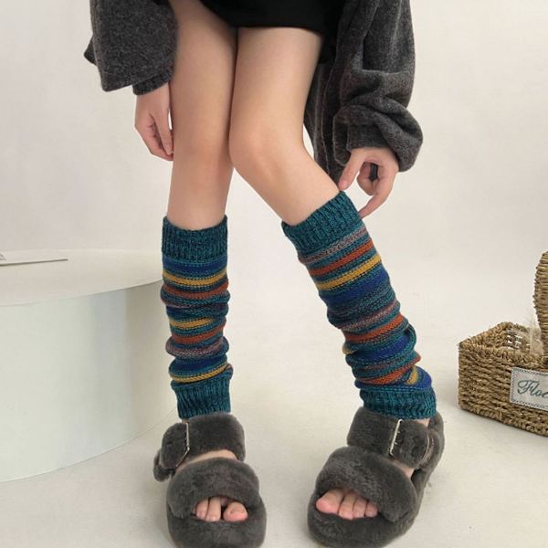 Kvindemode strikket sweater med vandrette striber og farveblokering i blå KLB
