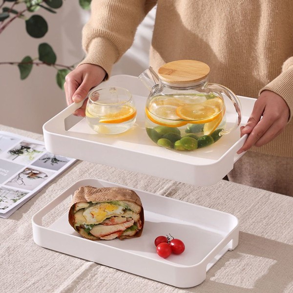 Hvid stabelbar rektangulær serveringsbakke i plast med håndtag1