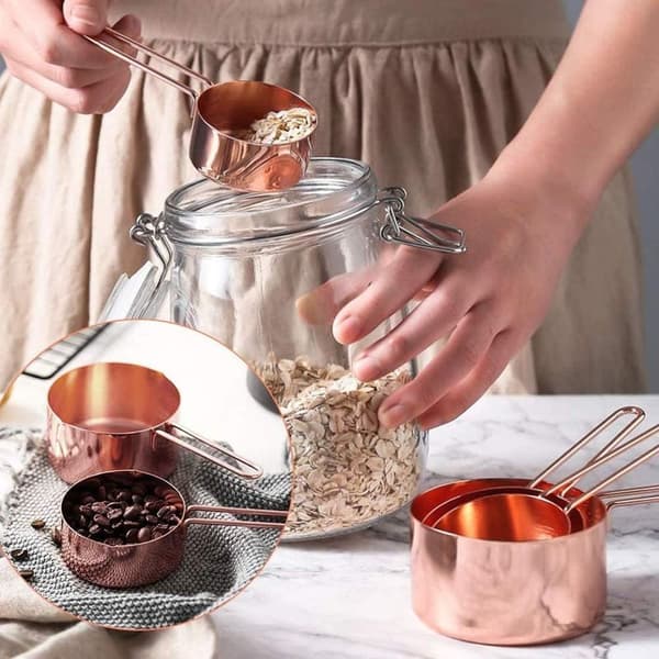 Set med 8 rostfria måttkoppar och måttskedar i roséguld