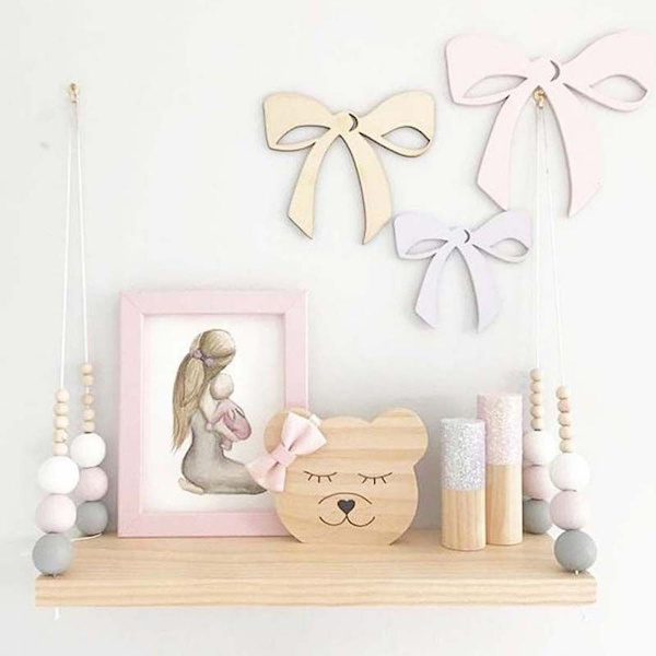 Nordisk veggmontert oppbevaringsstativ i tre for babyrom i barnehagen