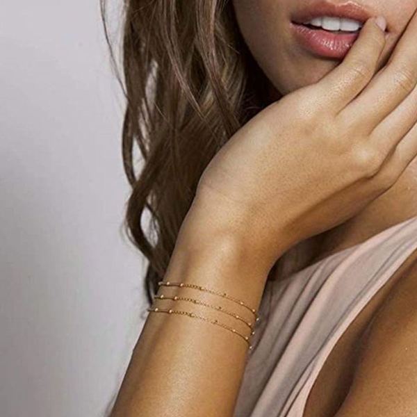 Guldfärgat justerbart laminerat metallarmband med riskornpärlor KLB