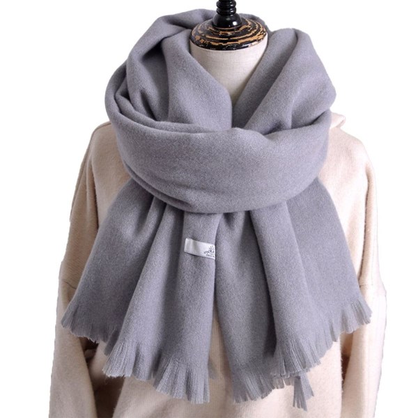Supermjuk vinterscarf med klassisk kashmirkänsla. Ljusgrå