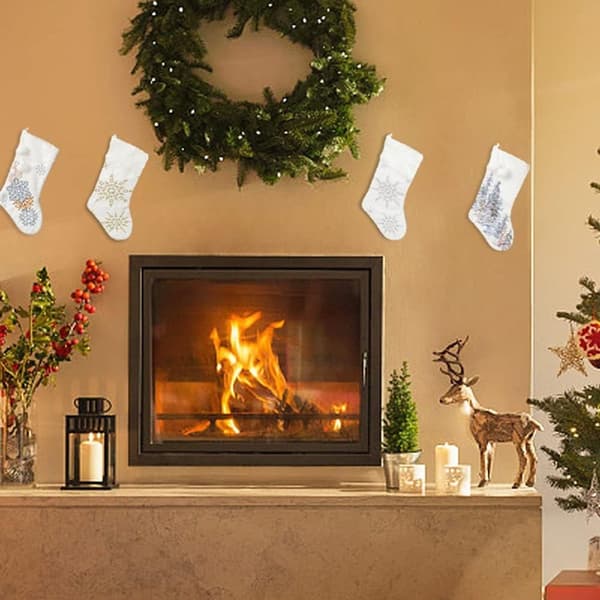 Pakke med 4 hvide julestrømper, 18 store julestrømper KLB