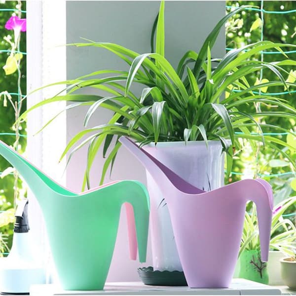 Plastikkvanne for stueplanter, små vannekanner