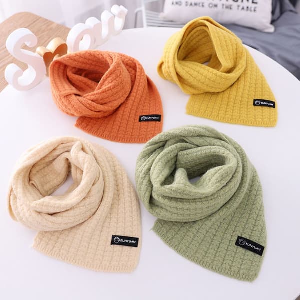 Stickad barnscarf 2-pack varm beige + ljusgrön utomhus