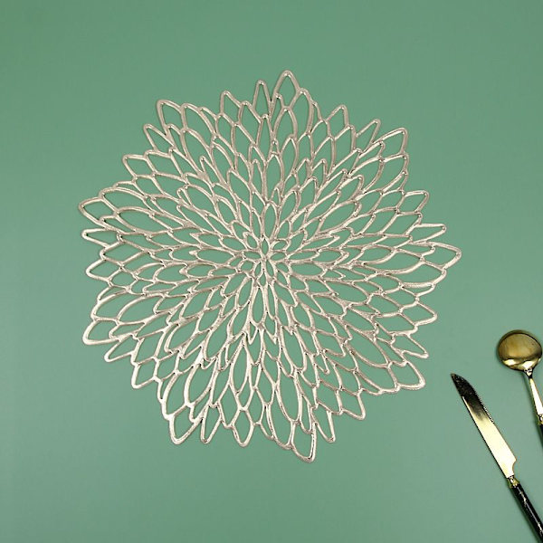 4 par eleganta placemats. Perfekt för att dekorera din middag för att skapa en festlig atmosfär