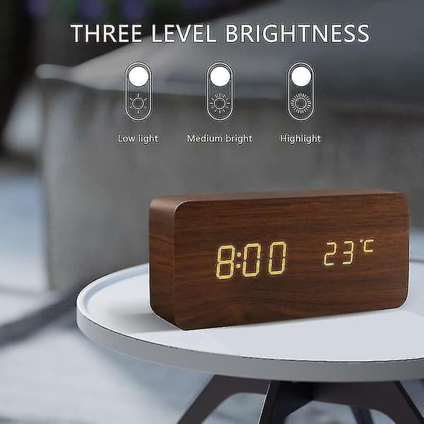 Röstyrstyrd LED-träklocka med USB/AAA-strömförsörjning och digital design
