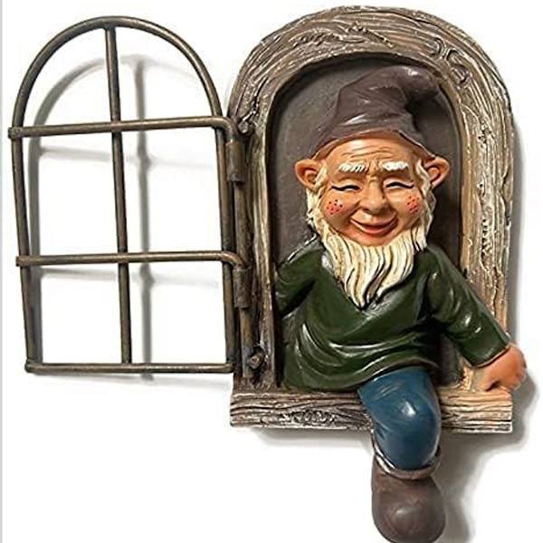 Hagenisse-statue, alv ut av døren, tre-klemmer, hagekikker