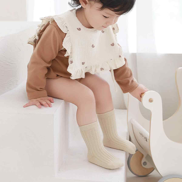 Ett set grå, gröna och bruna babystrumpor, andningsbara, storlek L KLB