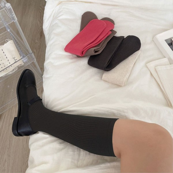Lette, pustende runde sokker i bomull, strømper i blyantgrå KLB