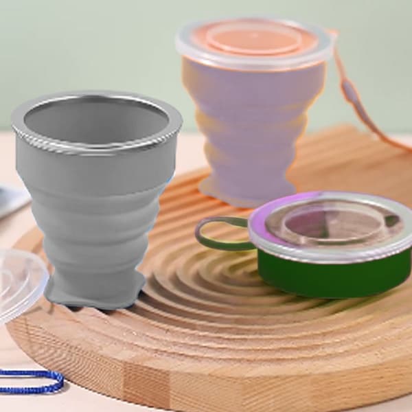 4-pack hopfällbara campingmuggar i silikon med lock KLB