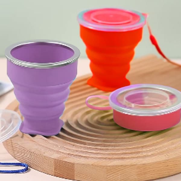 4-pack hopfällbara campingmuggar i silikon med lock KLB