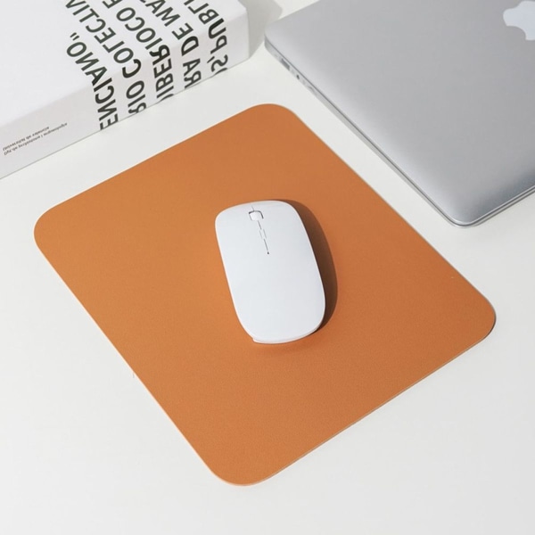 Nahkainen hiirimatto kannettavalle tietokoneelle. Persoonallisuusmalleja oranssi