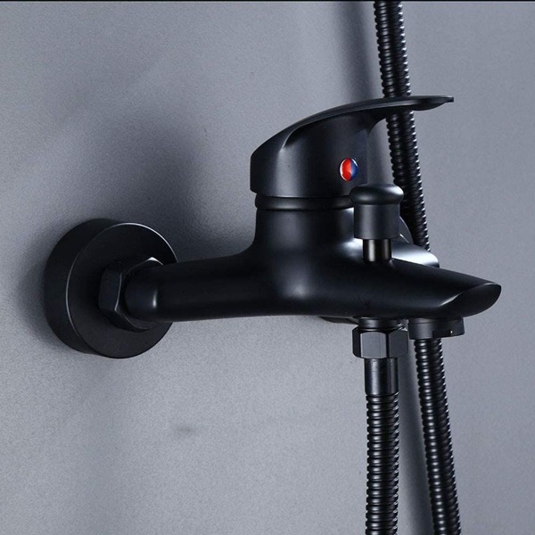 Badekarhane, sort brusehanearmatur med håndbruser, synlig brusearmatur