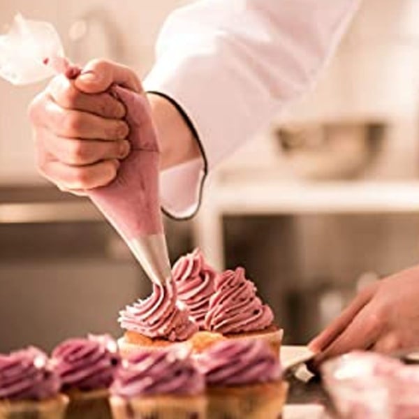 Kakun koristelutarvikkeet leivontaan uudelleenkäytettävällä taikinalla vaaleanpunaisessa KLB:ssä
