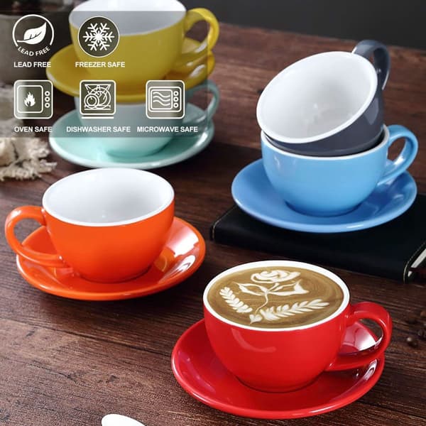 Fargerike cappuccino-kopper og -skåler i moderne stil