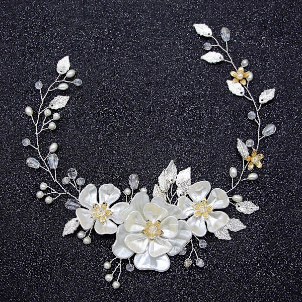Hårtillbehör gjorda av kristallblommor, rankblommor och blad (2 stycken)