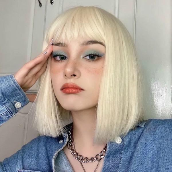 Kort blond peruk för kvinnor