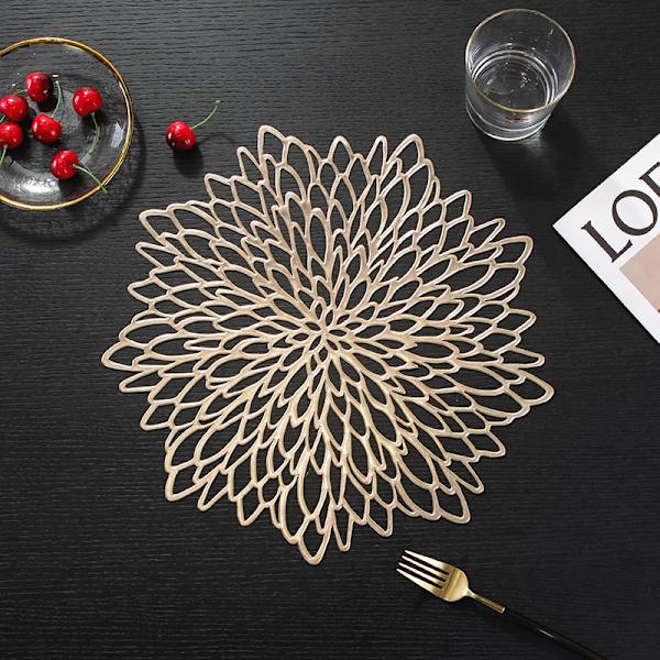 4 par eleganta placemats. Perfekt för att dekorera din middag för att skapa en festlig atmosfär