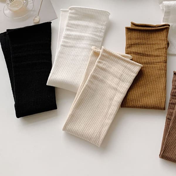 Bløde damestrømper med bred, løs pasform og tynde sokker i beige KLB