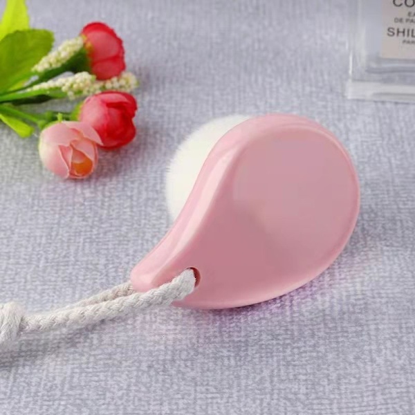 Ansiktsrengöringsverktyg med en mjuk rosa färg