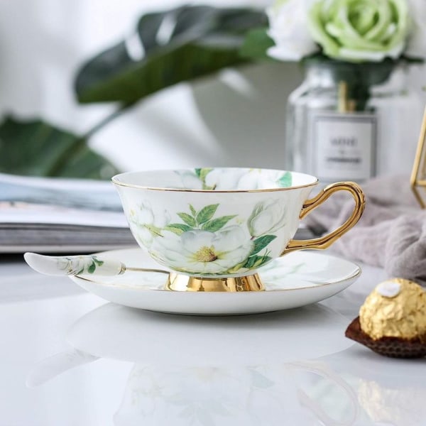 Den velduftende kaffekop er lavet af højkvalitets bone china,