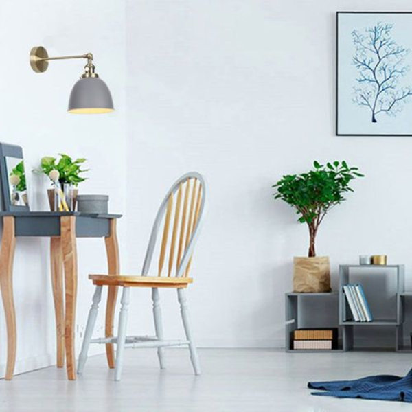 Moderne loftslampe i halvrundt design med grå metalkappe