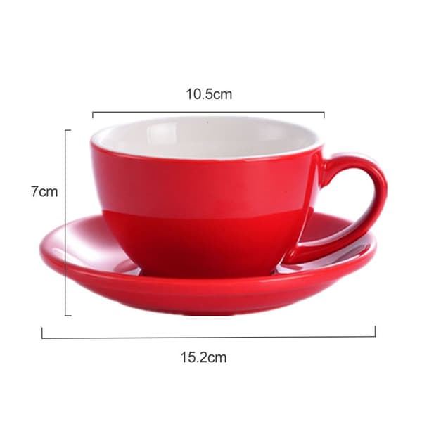 Färgade cappuccino-koppar och fat i modern stil