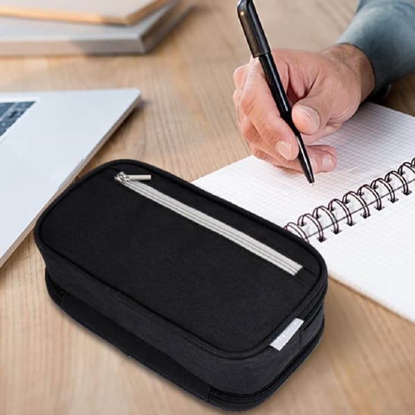 Multi-rummet etui med lynlåse i sort