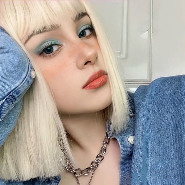 Kort blond peruk för kvinnor