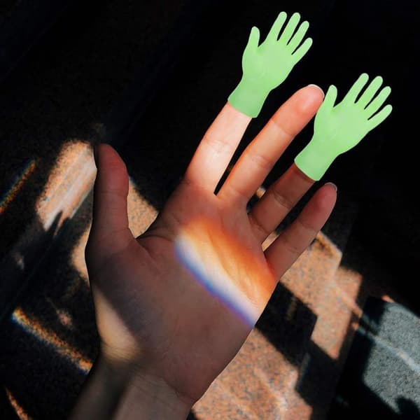 Små händer lyser i mörkret, 2 stycken fingerdockor mini fingerhänder med vänster