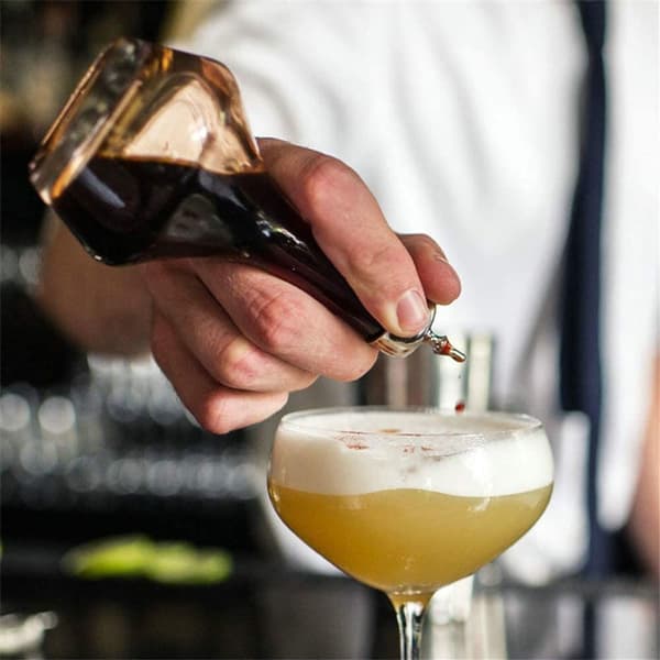 Bitters-pullo, lasipullo, Dash-pullo, ammattimainen baarityökalu ruusukullanvärisellä kannella